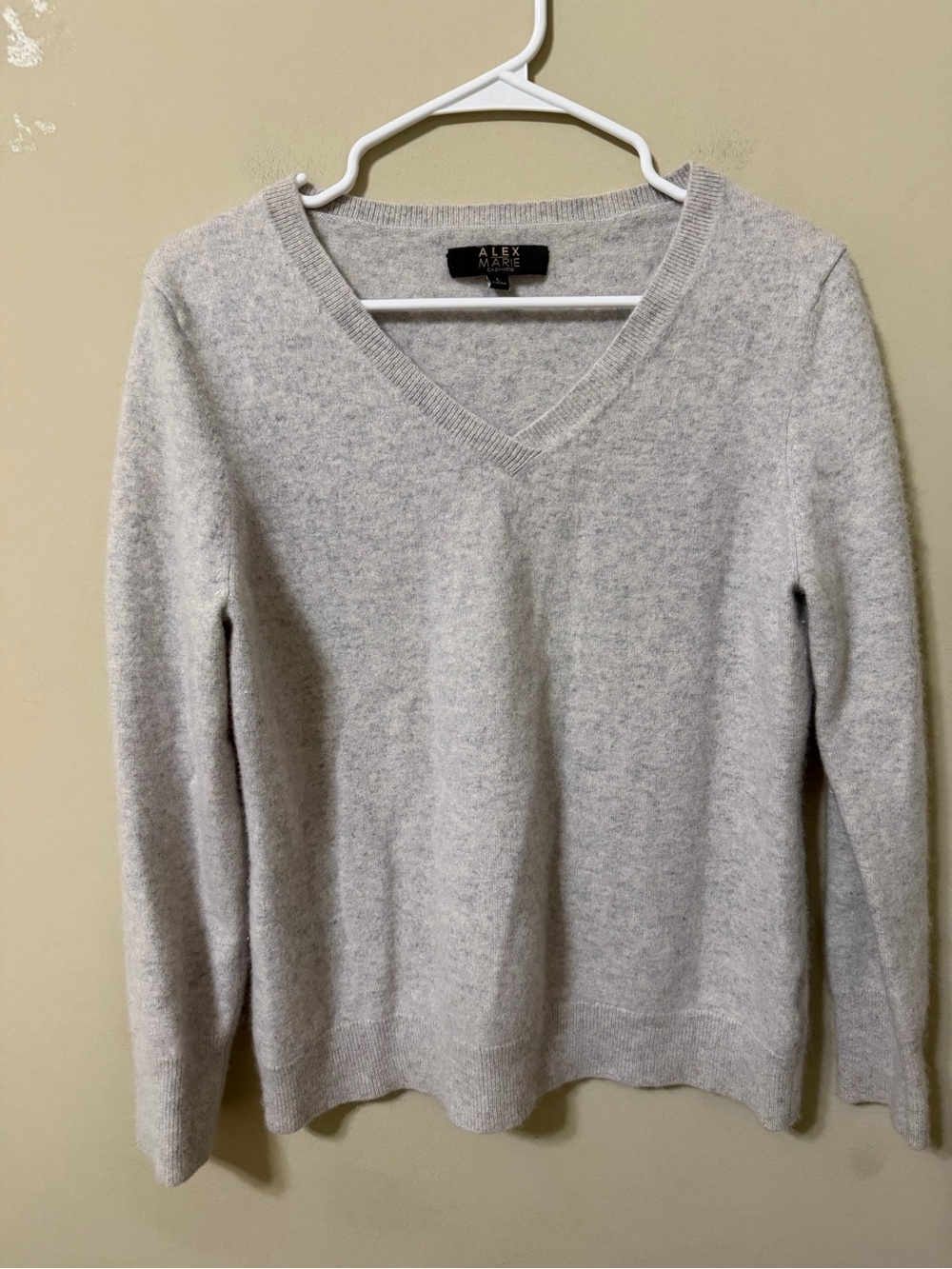 Alex Marie Cashmere Women's Light Gray V-Neck Sweater large amazing cozy chic